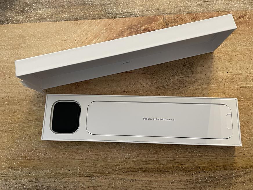 Открытая упаковка Apple Watch 7.